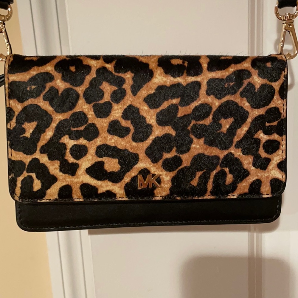 Never worn, brand new Michael kors cheetah cross body bag!